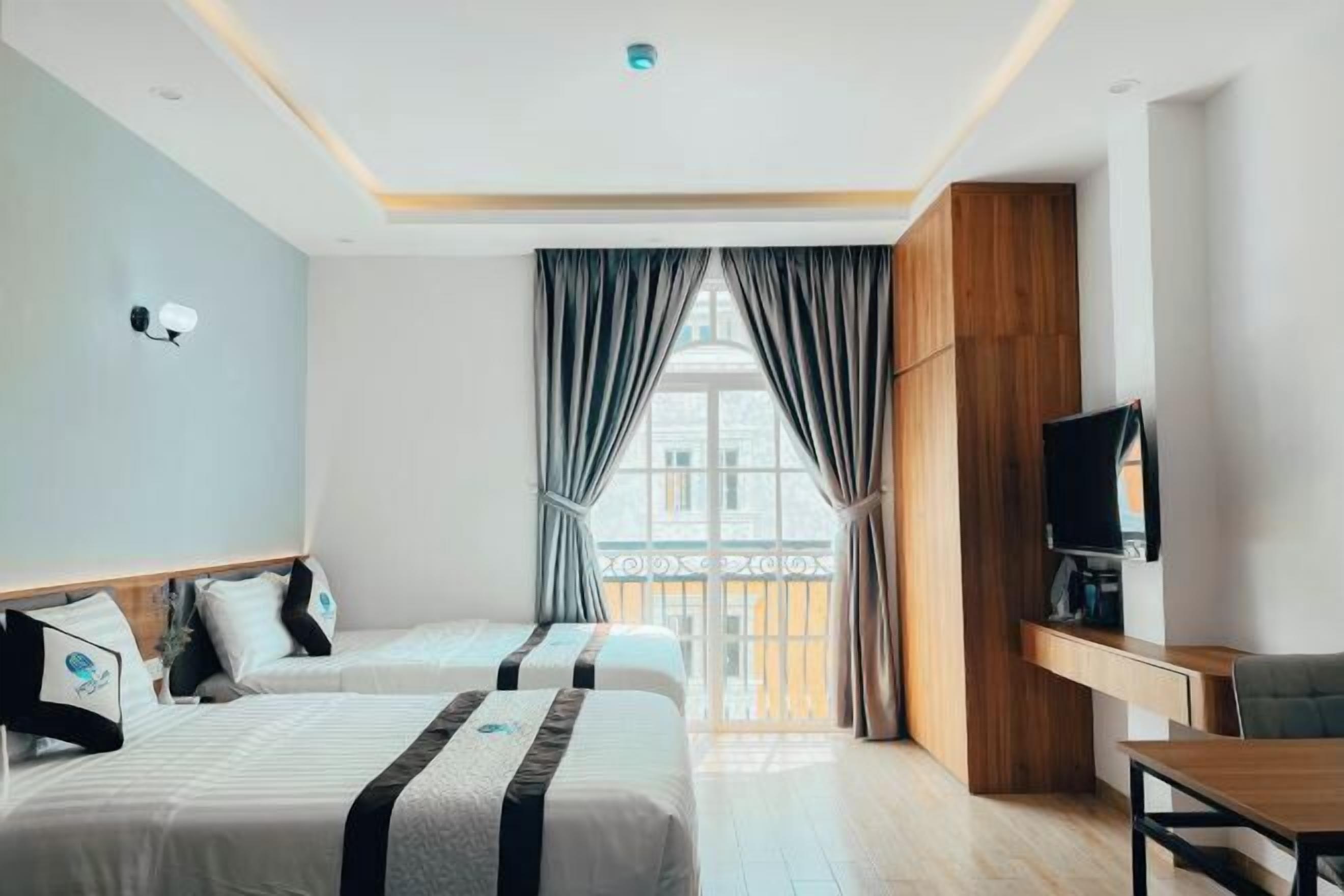 Safe på rommet, skrivebord, skrivebord for bærbar PC og lydisolert