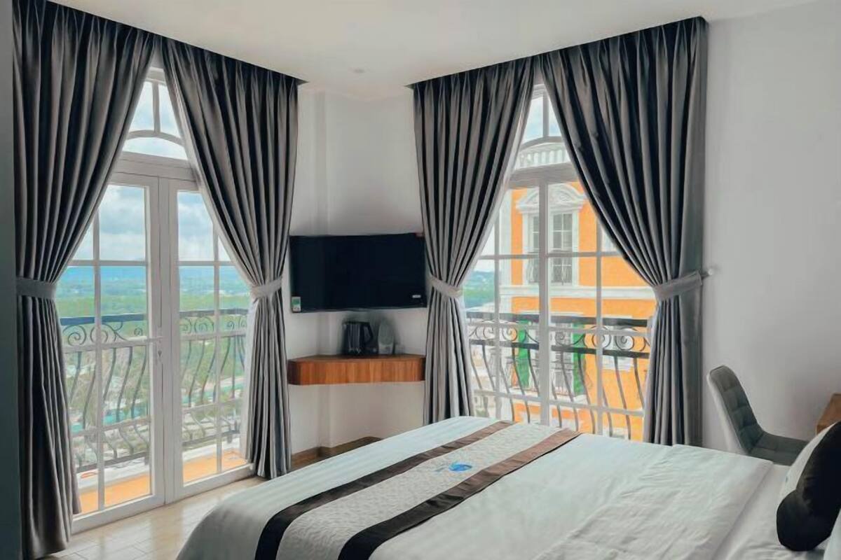 In-room safe, desk, laptop workspace, soundproofing