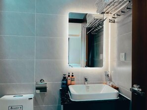 Firemannsrom – deluxe, balkong, byutsikt | Bad | Dusj, hårføner, tøfler og håndklær