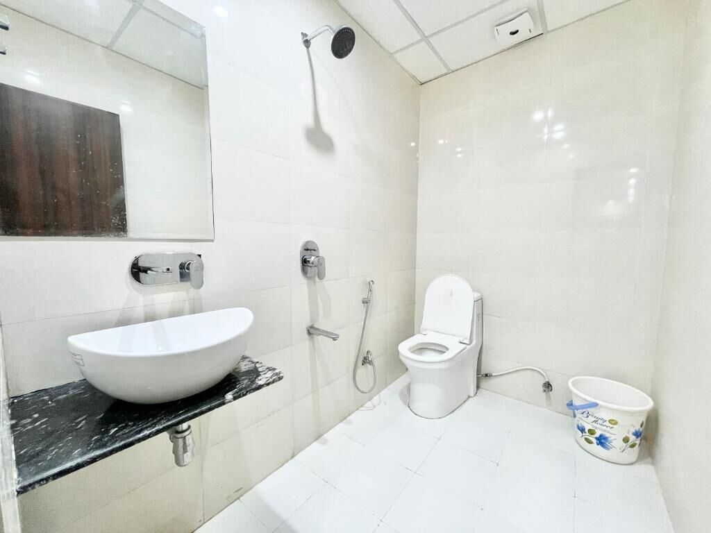 Ein Badezimmer mit Waschbecken, Toilette und Dusche.