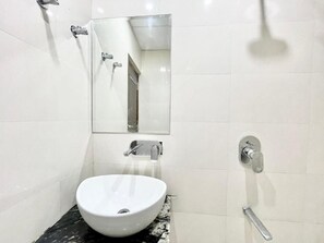 Deluxe Room | Bathroom | Shower, rainfall showerhead, towels, soap
