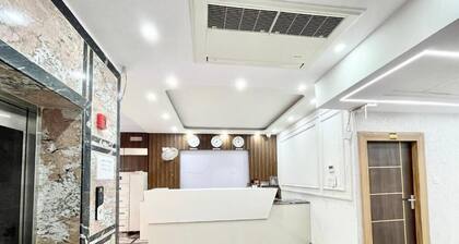 Hotel LV Palace - near Ghats & Temples