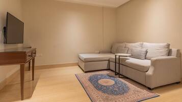 Safe på rommet, blendingsgardiner og strykejern/-brett