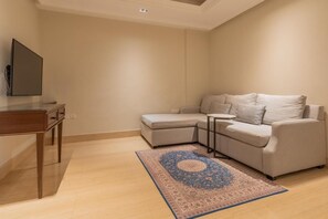 Safe på rommet, blendingsgardiner og strykejern/-brett