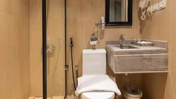 Appartamento Basic | Bagno | Asciugacapelli, asciugamani, sapone, shampoo