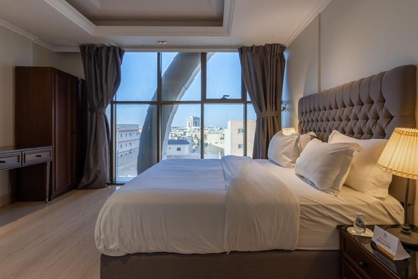 Apartamento Signature | Ropa de cama de alta calidad, edredones de plumas, caja fuerte