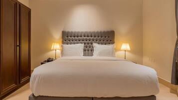 Safe på rommet, blendingsgardiner og strykejern/-brett