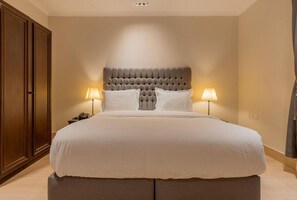 Safe på rommet, blendingsgardiner og strykejern/-brett