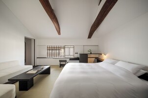 Ropa de cama hipoalergénica y caja de seguridad en la habitación 