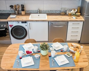Réfrigérateur, four à micro-ondes, un four, surface de cuisson