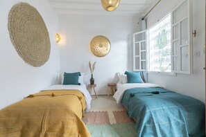 2 室のベッドルーム、セーフティボックス (室内)、デスク、アイロン / アイロン台