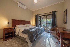 3 dormitorios, caja fuerte, escritorio y tabla de planchar con plancha