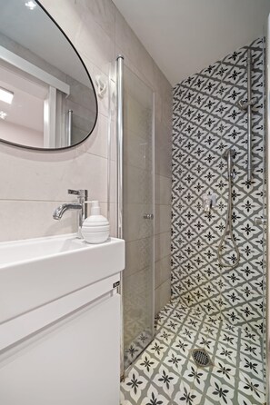 Shower, hair dryer, towels - HaHavatselet 19 - Isrentals - Superior 5 (Jerusalem)