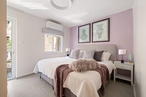 1 habitación, escritorio, tabla de planchar con plancha y cuna de viaje
