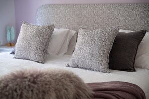 1 bedroom, desk, iron/ironing board, travel crib - HaHavatselet 19 - Isrentals - Superior 5 (Jerusalem)