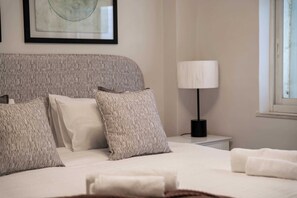 1 bedroom, desk, iron/ironing board, travel cot - HaHavatselet 19 - Isrentals - Superior (Jerusalem)