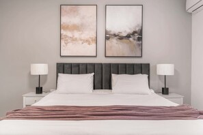 1 Schlafzimmer, Schreibtisch, Bügeleisen/Bügelbrett, Reisekinderbett