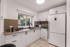 Kühlschrank, Mikrowelle, Herdplatte, Wasserkocher mit Kaffee-/Teezubehör