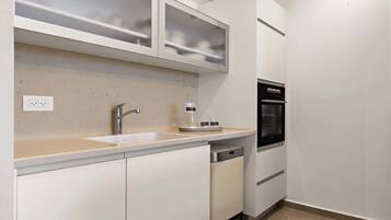 Refrigerador, microondas, horno, placa de cocina