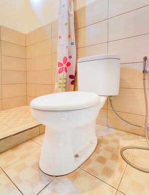 Gemeinsamer Schlafsaal, Nur Männer | Badezimmer