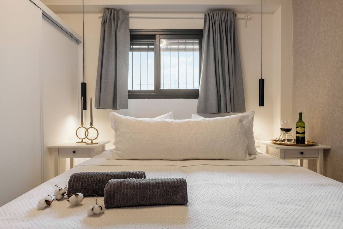 Apartamento básico | Escrivaninha, cortinas blackout, ferros/tábuas de passar roupa