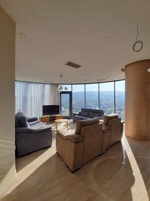 Deluxe Apartment, City View | Ruang tamu | TV skrin rata