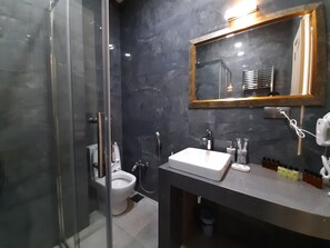 Deluxe Apartment, City View | Bathroom