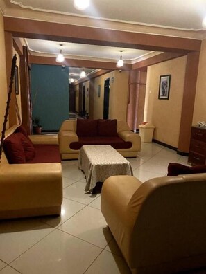 Living area - Tick Hotel (Kampala)