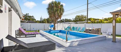 Una piscina al aire libre, una piscina climatizada