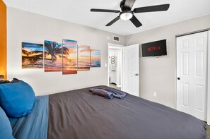 4 bedrooms, iron/ironing board, travel cot, free WiFi - Heated Pool, Putting Green, Pac-Man Near Beach (Largo)