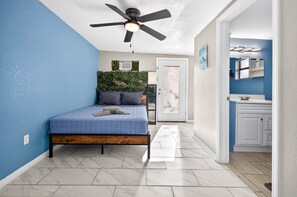 4 habitaciones, tabla de planchar con plancha y cuna de viaje 