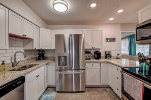 Een koelkast, een magnetron, een oven, een kookplaat