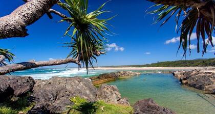 Spacious family home w/ King bed, A/C, Coffee & Beer. Pet-friendly near Sawtell.