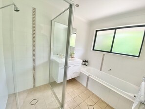 Dusj, hårføner, håndklær og såpe