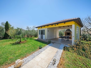 Apartment | Outdoor dining - Cosy Apartment With Fenced Garden (Porec)