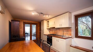 Vila Comfort, pemandangan danau | Dapur pribadi | Ketel listrik, pemanggang roti, dan lemari pembeku