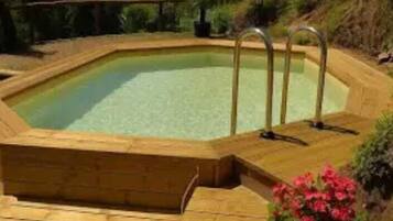 Kolam renang outdoor musiman