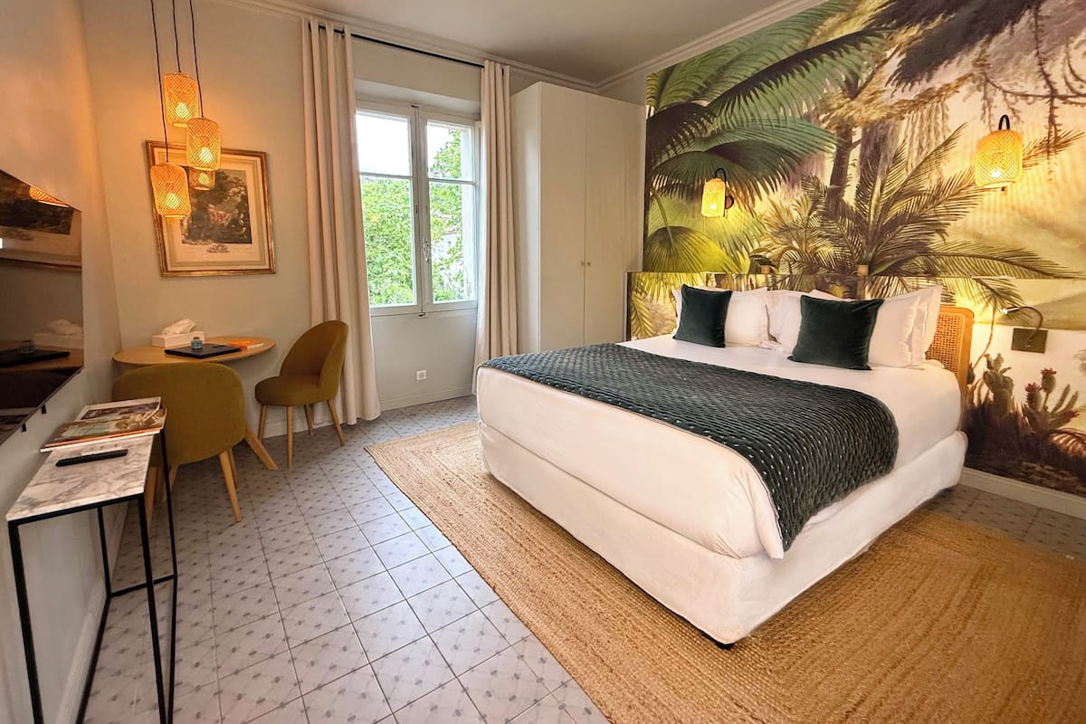 Standard Double Room | 1 bedroom, in-room safe, blackout curtains, iron/ironing board