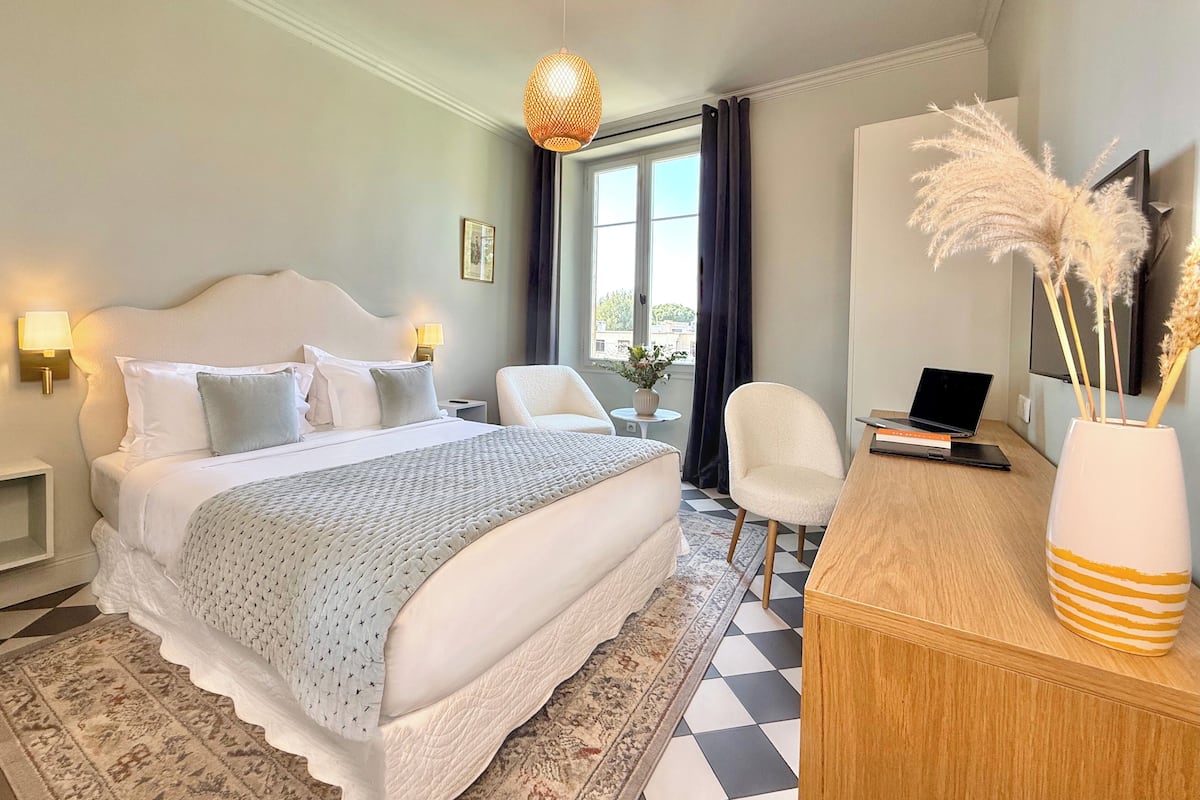 Double Room, Sea View | 1 bedroom, in-room safe, blackout curtains, iron/ironing board