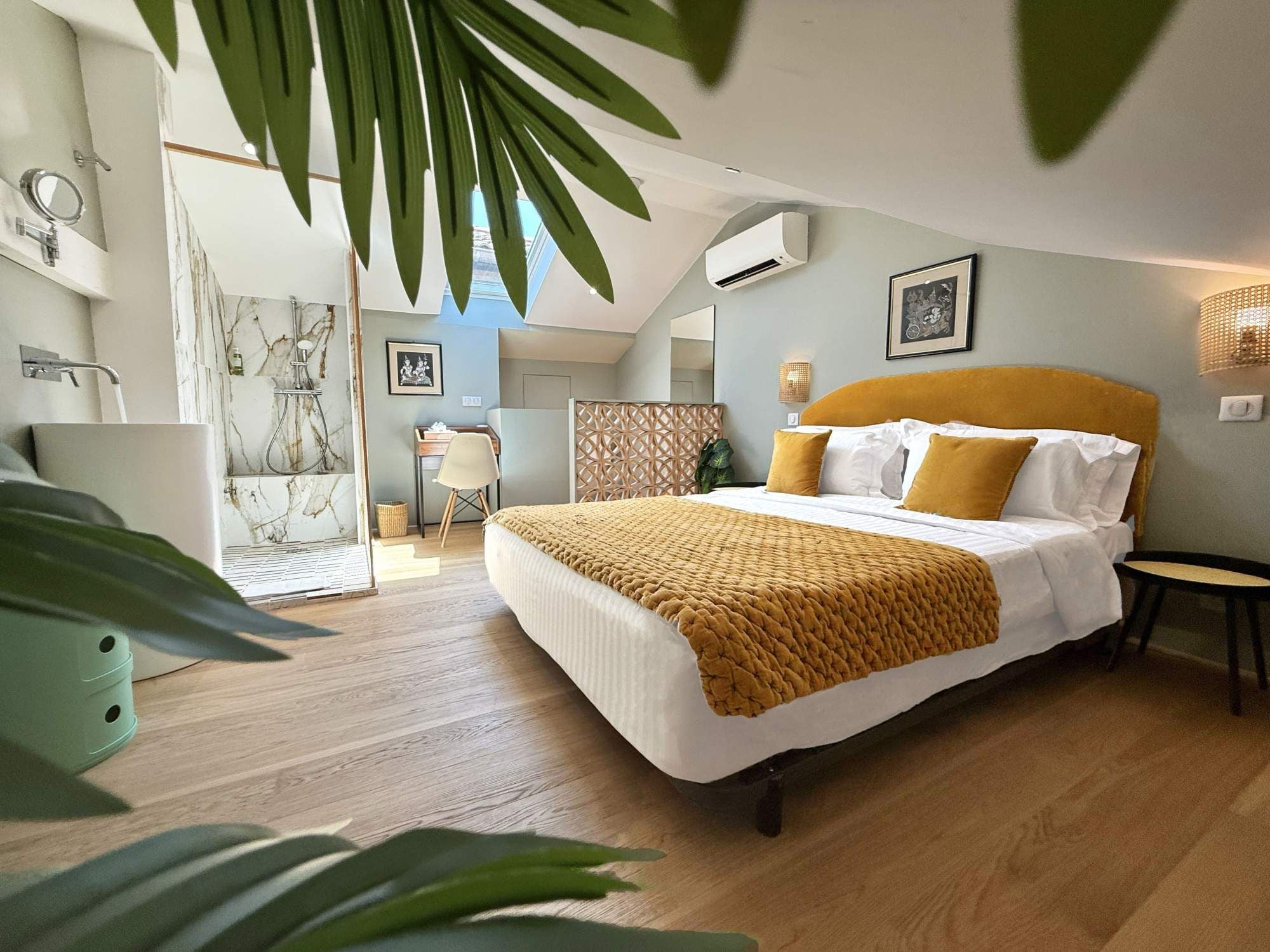 Une chambre moderne avec un grand lit, une douche et un coin repas.