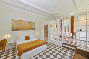 Suite, vistas al jardín | 1 dormitorio, caja fuerte, cortinas opacas