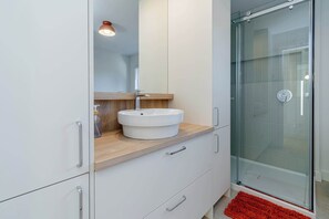 Shower, hair dryer, towels - Kaïros - Private Spa & Golf Getaway (Saint-Basile)