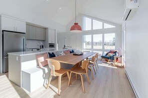 Kylskåp, mikrovågsugn, ugn och spishäll