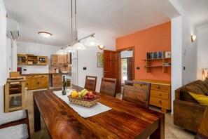 Villa | Dining - Lovely Villa Near the Beach (Visnjan)