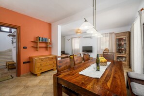 Villa | Dining - Lovely Villa Near the Beach (Visnjan)