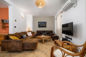 Villa | Living area - Lovely Villa Near the Beach (Visnjan)