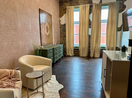 Smart TV, books. The Velvet - A Woody Guthrie Inspired Inn