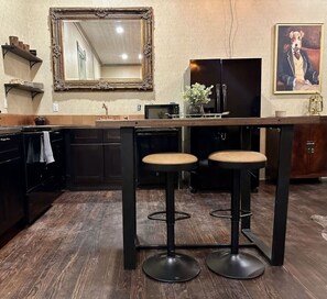 Réfrigérateur, four à micro-ondes, un four, surface de cuisson