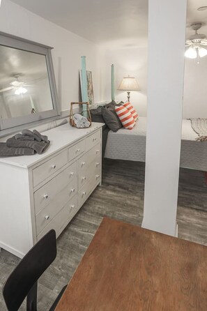 3 makuuhuonetta, työpöytä, silitysrauta/-lauta, vauvan matkasänky