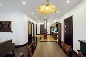 Apartment, 2 Bedrooms, City View | Makan dalam bilik